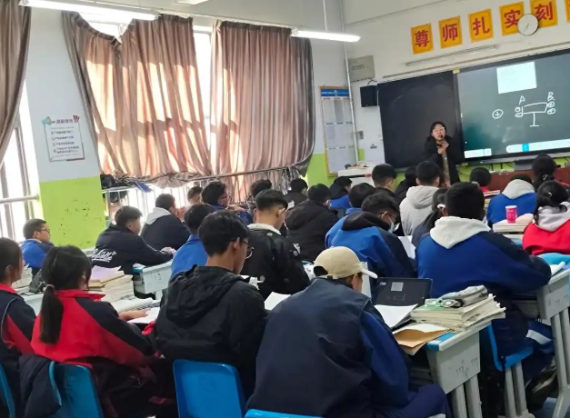 运用中平均每节课要进行4-5次的有效互动和数据反馈