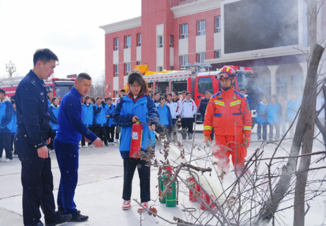 进行课程学习或展开全学科阅读推动讲堂教学向实践育人拓展