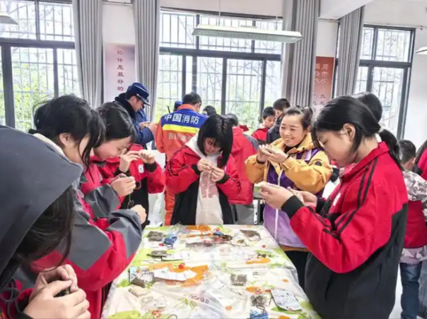到校与留守儿童交流校园教师接力关怀用爱心填补空缺