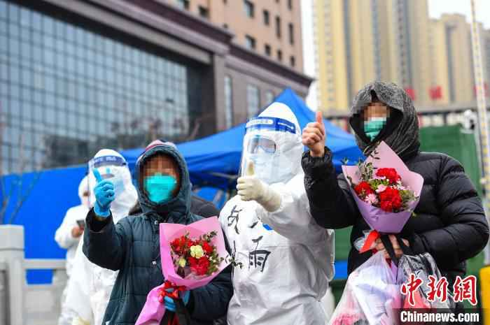 治愈出院患者向医务人员伸出大拇指表示感谢 赵佳庆 摄 湖北省妇幼光谷院区16名新冠肺炎患者康复出院