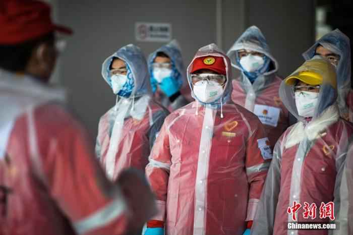 资料图:南京市志愿者为防疫工作提供帮助。泱波 摄 为加强疫情防控 南京市全面实施小区封闭式管理