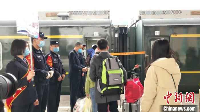 图为中国铁路兰州局集团公司工作人员在站台对进疆务工旅客进行引导,确保复工人员有序出行。 张涛 摄 中铁兰州局开行进疆复工专列20列 “点对点”运送2万人次