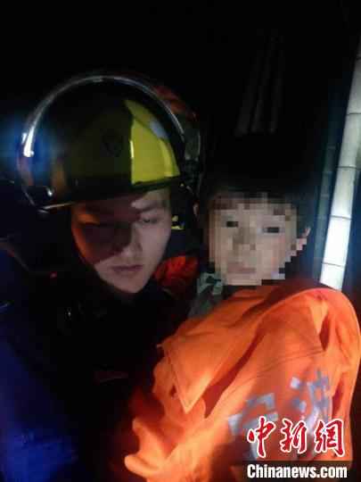图为小男孩被成功救援。奉化警方供图 9岁男孩深山挖笋走失 40余人“竹海”搜救助其脱险